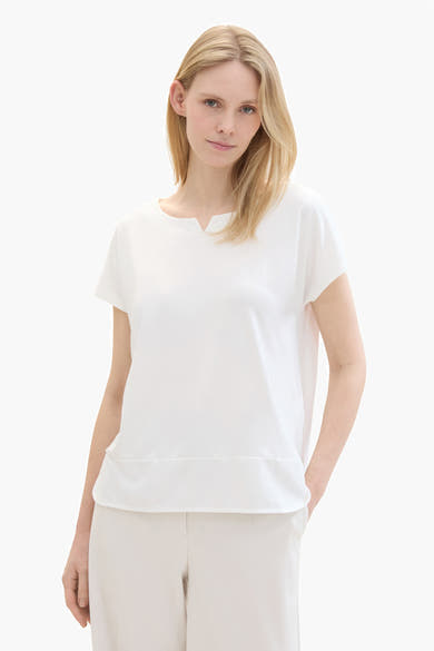 Ecru T-shirt met korte mouwen van Tom Tailor, gedragen met een zwarte blazer en een witte broek.