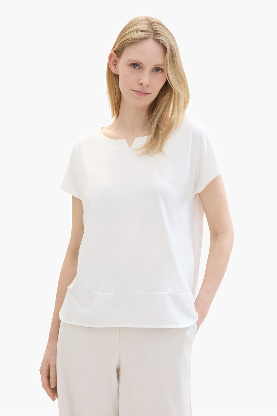 Ecru T-shirt met korte mouwen van Tom Tailor, gedragen met een zwarte blazer en een witte broek.