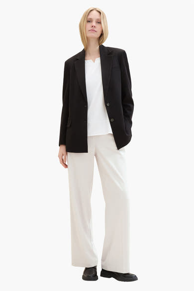 T-shirt écru à manches courtes de Tom Tailor, porté avec un blazer noir et un pantalon blanc.