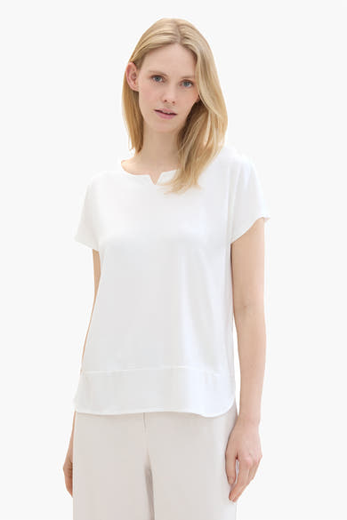 Ecru T-shirt met korte mouwen van Tom Tailor, gedragen met een effen bijpassende broek op een witte achtergrond.