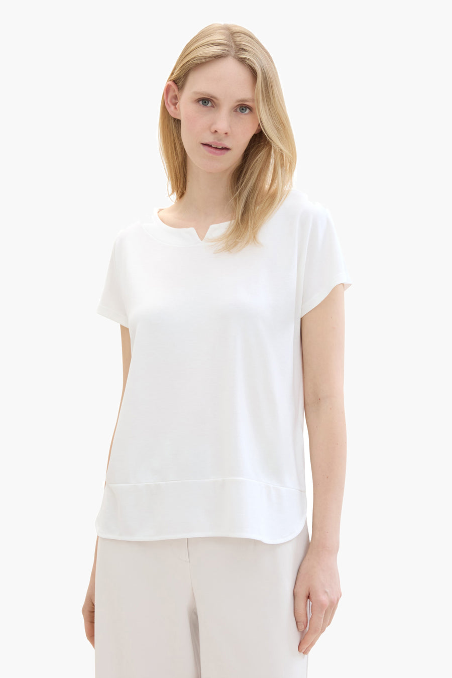 Ecru T-shirt met korte mouwen van Tom Tailor, gedragen met een effen bijpassende broek op een witte achtergrond.