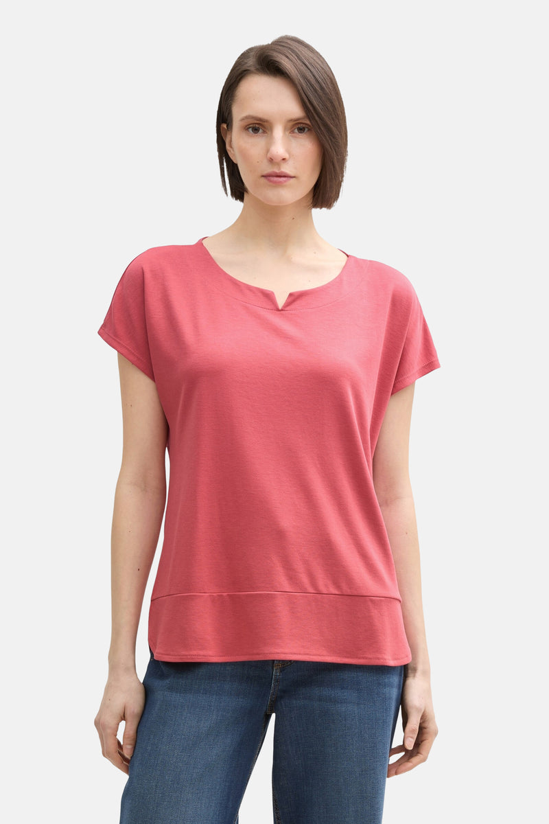 T-shirt à manches courtes rose de Tom Tailor, avec encolure en V, porté avec un jean bleu.
