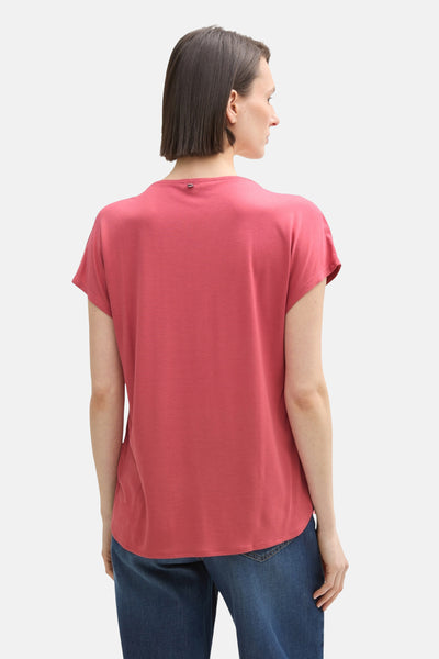 T-shirt rose à manches courtes de Tom Tailor, uni, porté avec un jean bleu, vue de dos.
