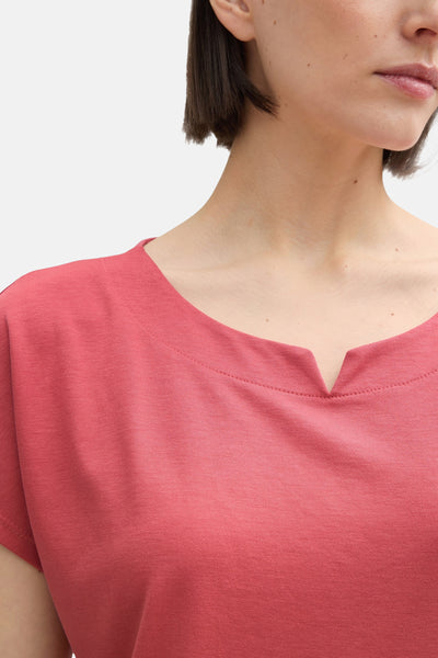 T-shirt rose à manches courtes de Tom Tailor, coupe décontractée avec un petit décolleté en V.