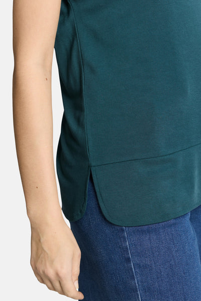 T-shirt vert à manches courtes de Tom Tailor, avec ourlet arrondi et porté avec un jean bleu.
