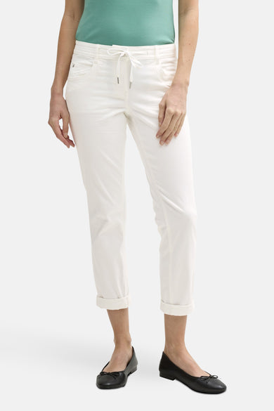 Gekleurde witte broek van Tom Tailor, losse pasvorm met omgeslagen zomen en achterzakken.