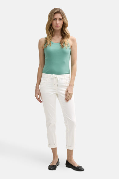 Pantalon coloré blanc de Tom Tailor, avec un cordon de serrage et des chaussures plates noires.