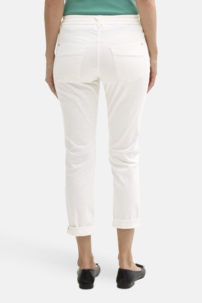 Pantalon coloré blanc de Tom Tailor, coupe décontractée avec ourlets retroussés et poches arrière.