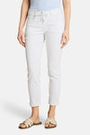 Pantalon coloré blanc de Tom Tailor avec cordon de serrage, ourlets retroussés, porté avec un haut bleu clair et des sandales beiges.