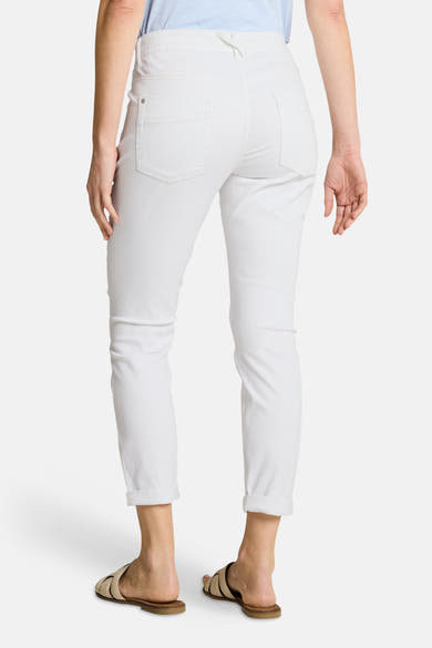 Pantalon coloré blanc de Tom Tailor, vue arrière avec revers aux chevilles, porté avec un t-shirt bleu clair et des sandales beiges.