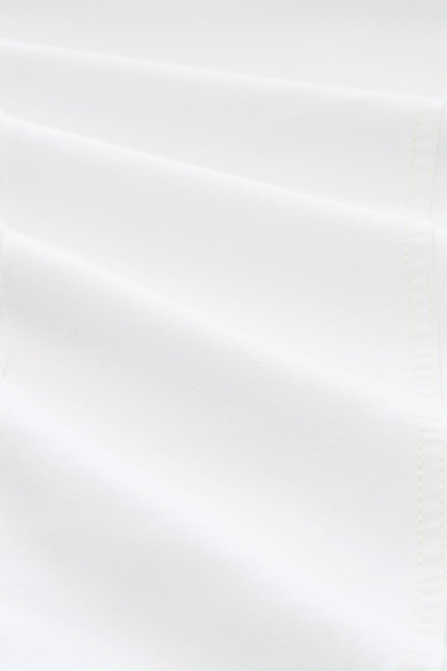 Pantalon coloré blanc de Tom Tailor, avec des plis doux et des coutures discrètes.