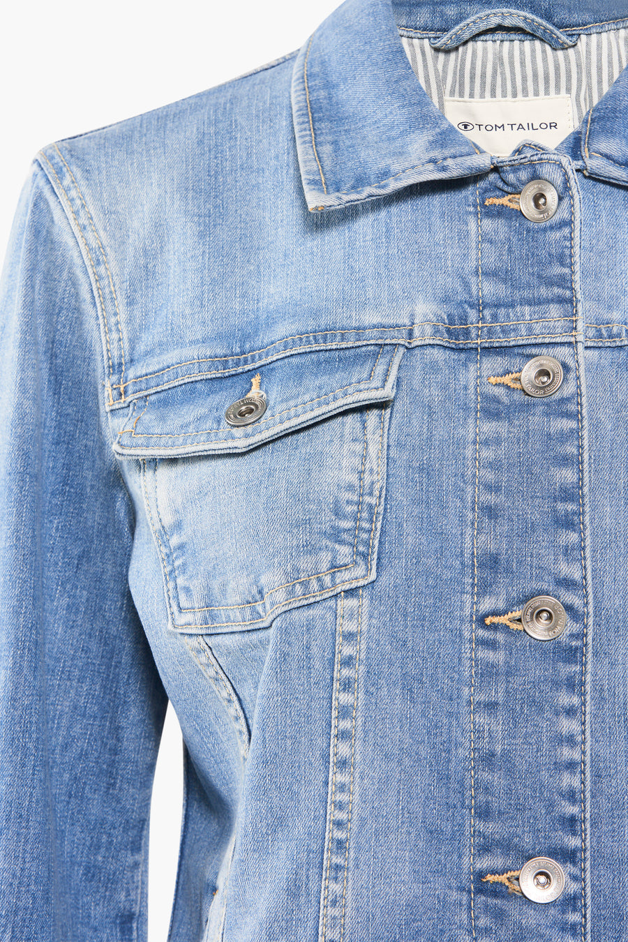 Veste en jean bleue de Tom Tailor, avec poche poitrine boutonnée et boutons argentés logotés.
