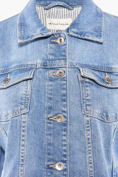 Veste en jean bleu de Tom Tailor, avec fermeture boutonnée, poches poitrine et coutures apparentes.