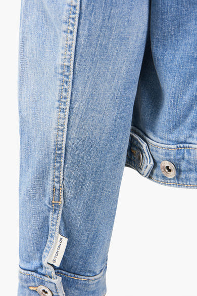 Veste en jean bleu de Tom Tailor, avec boutons pression et étiquette de marque.