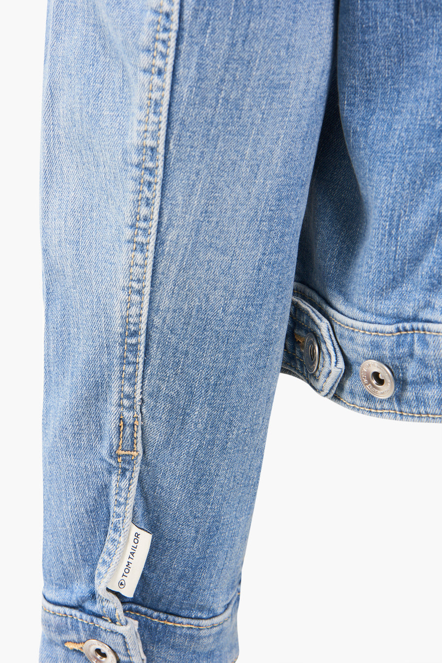 Veste en jean bleu de Tom Tailor, avec boutons pression et étiquette de marque.
