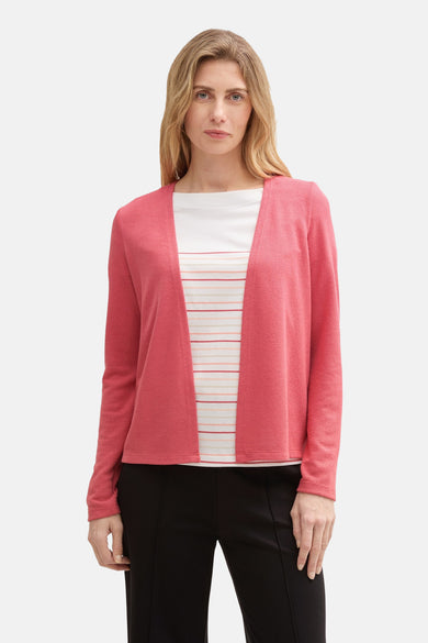 Roze cardigan van Tom Tailor, gedragen over een gestreept T-shirt, met een wijde zwarte broek.