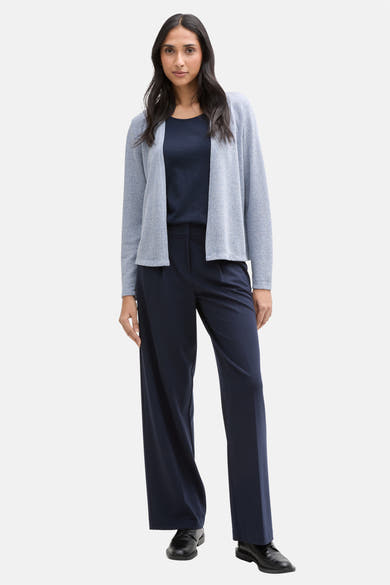 Blauwe cardigan van Tom Tailor, gedragen over een marineblauw topje en een wijde marineblauwe broek.