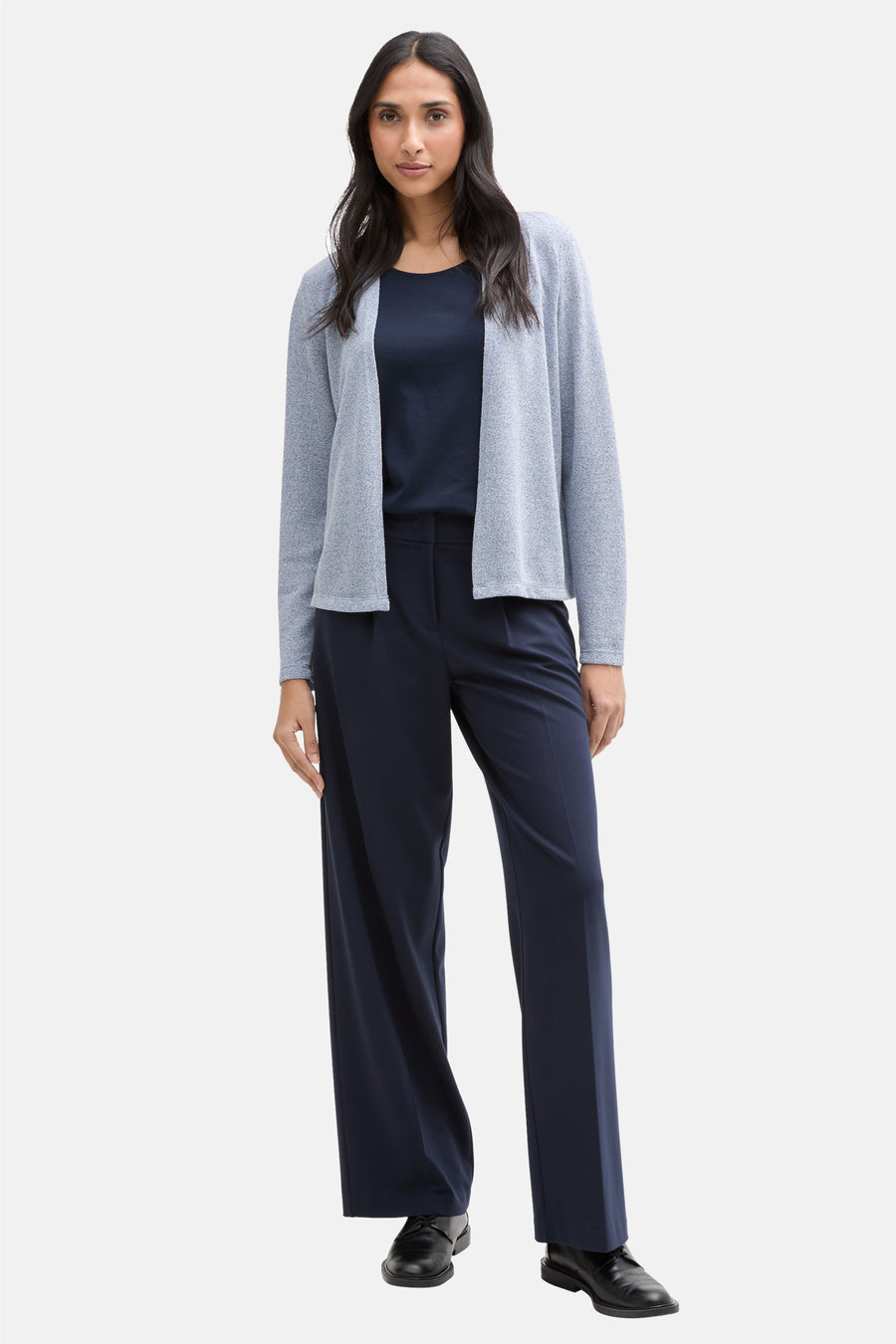 Blauwe cardigan van Tom Tailor, gedragen over een marineblauw topje en een wijde marineblauwe broek.