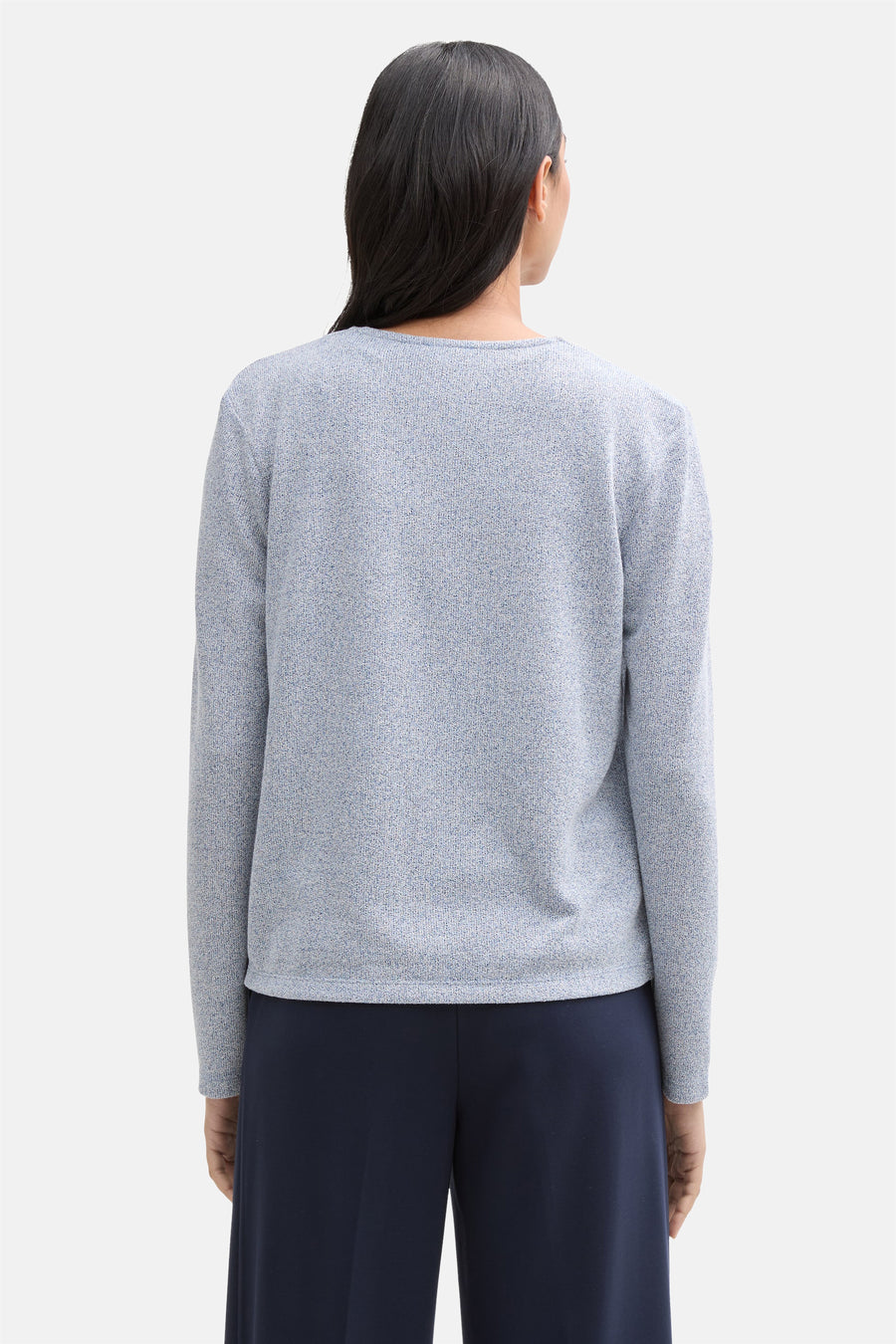 Blauwe gebreide cardigan van Tom Tailor, achterkant, gedragen met een effen marineblauwe broek.