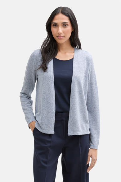 Gemêleerd blauw vest van Tom Tailor, gedragen over een marineblauw T-shirt en een bijpassende pantalon.