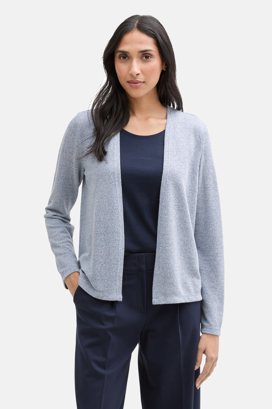 Gemêleerd blauw vest van Tom Tailor, gedragen over een marineblauw T-shirt en een bijpassende pantalon.