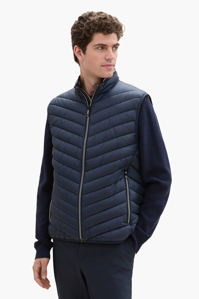 Veste sans manches bleue de Tom Tailor, avec fermeture éclair argentée et matelassage à chevrons.