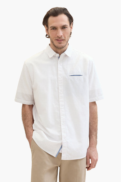 Chemise blanche à manches courtes de Tom Tailor, avec motif discret et poche poitrine passepoilée.