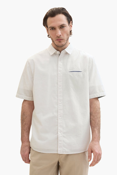 Chemise blanche à manches courtes de Tom Tailor, avec un motif subtil et une poche poitrine discrète.