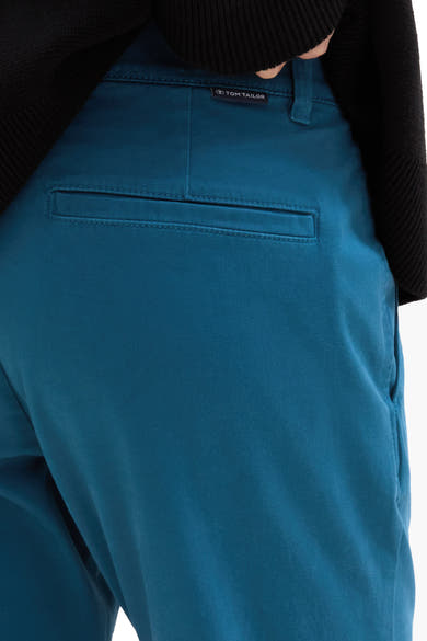 Groene chino van Tom Tailor, met een paspelzak achter en een subtiel logo-detail.