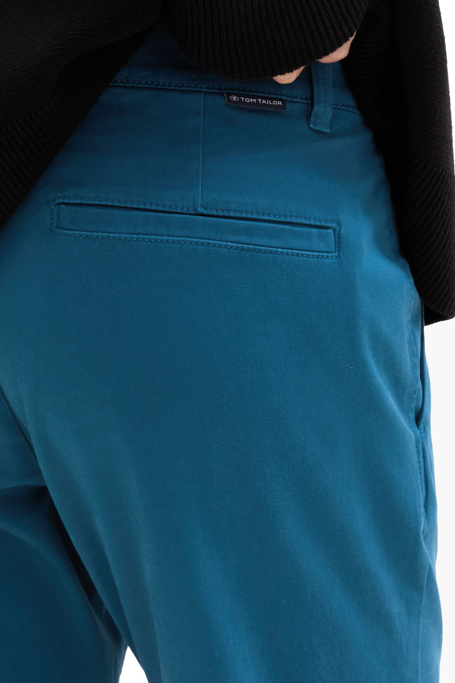 Groene chino van Tom Tailor, met een paspelzak achter en een subtiel logo-detail.