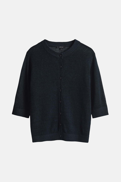 Gilet bleu par OPUS, tricoté avec manches trois-quarts et fermeture boutonnée sur fond uni.
