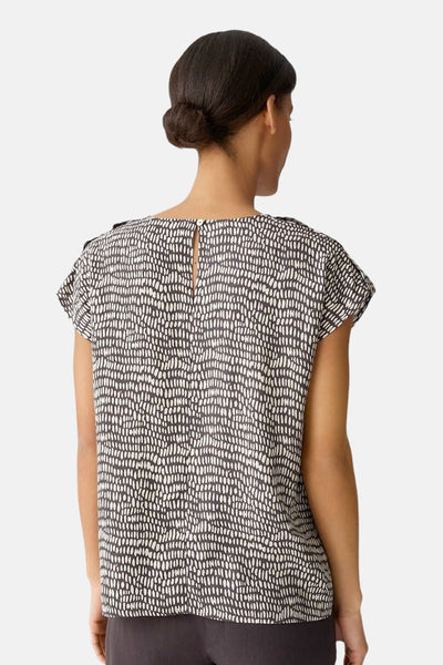 Chemisier à manches courtes brun de OPUS avec imprimé à motifs sur fond blanc.