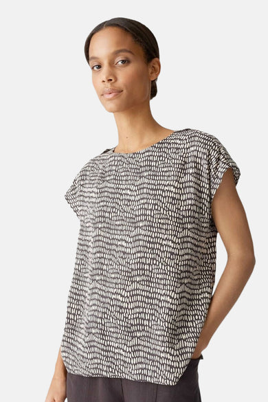 Bruine blouse met korte mouwen van OPUS, ivoorkleurig gespikkeld patroon op donkere achtergrond.