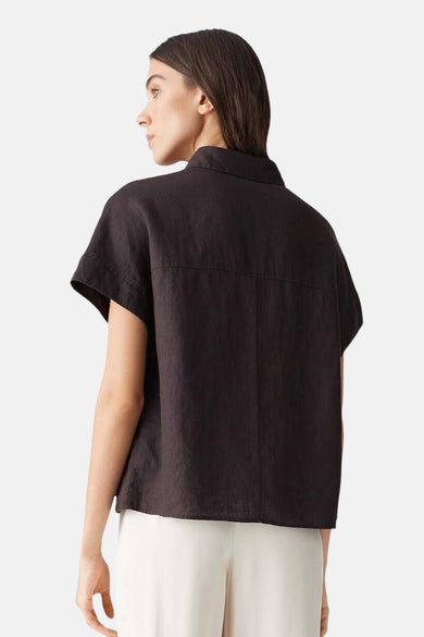 Bruine blouse met korte mouwen van OPUS, met een klassieke kraag en naaddetails op de rug.