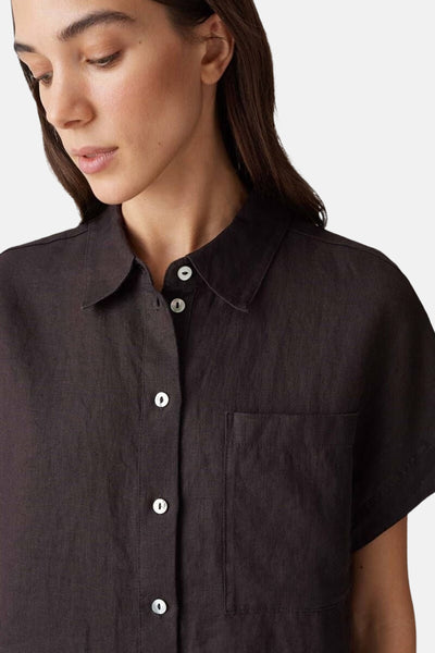 Bruine blouse met korte mouwen van OPUS, met parelmoeren knopen en een opgestikte zak.
