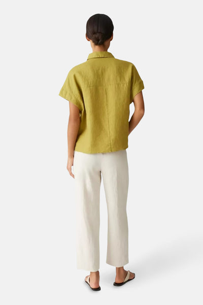 Groen overhemd met korte mouwen, van OPUS, met een kraag en korte mouwen, gedragen met een beige broek.