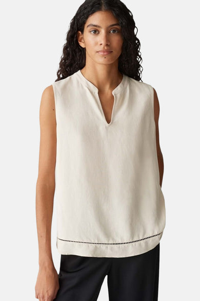 Blouse écru sans manches de OPUS, avec col en V et ourlet décoré.