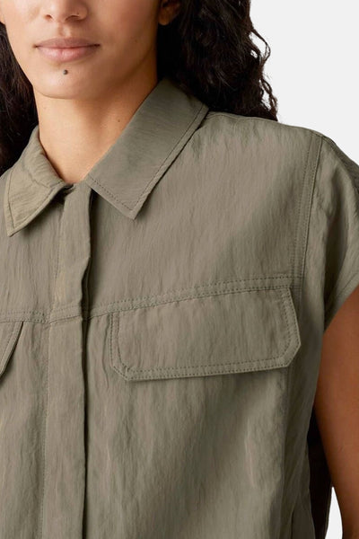 Chemise kaki à manches courtes d'OPUS, avec col classique, patte de boutonnage et poches plaquées sur la poitrine.