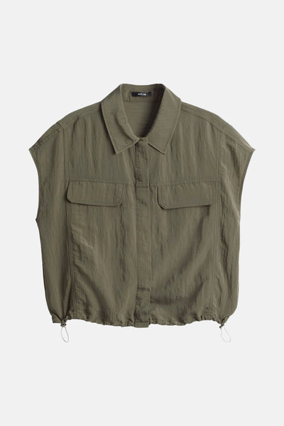 Chemise kaki à manches courtes par OPUS, avec poches poitrine et cordon de serrage à la base.
