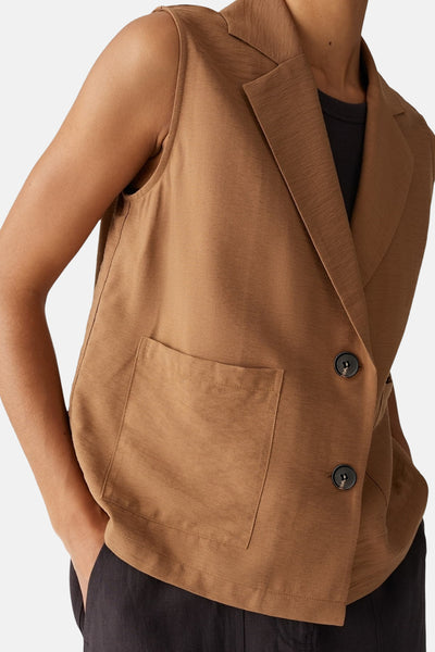 Bruine blazer zonder mouwen van OPUS, met een ingesneden reverskraag en twee knopen.