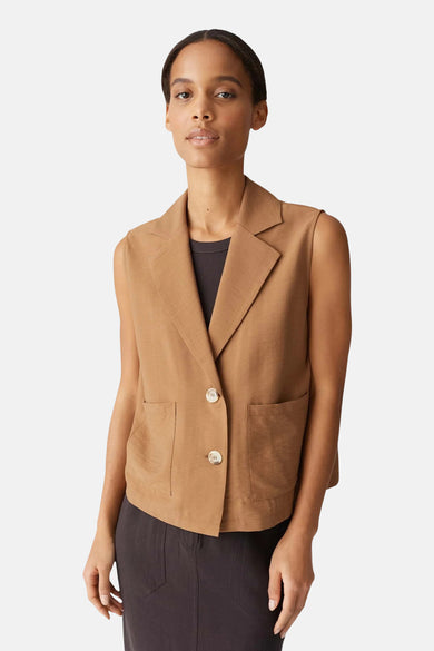 Bruine blazer van OPUS, mouwloos met opgestikte zakken en knoopsluiting.