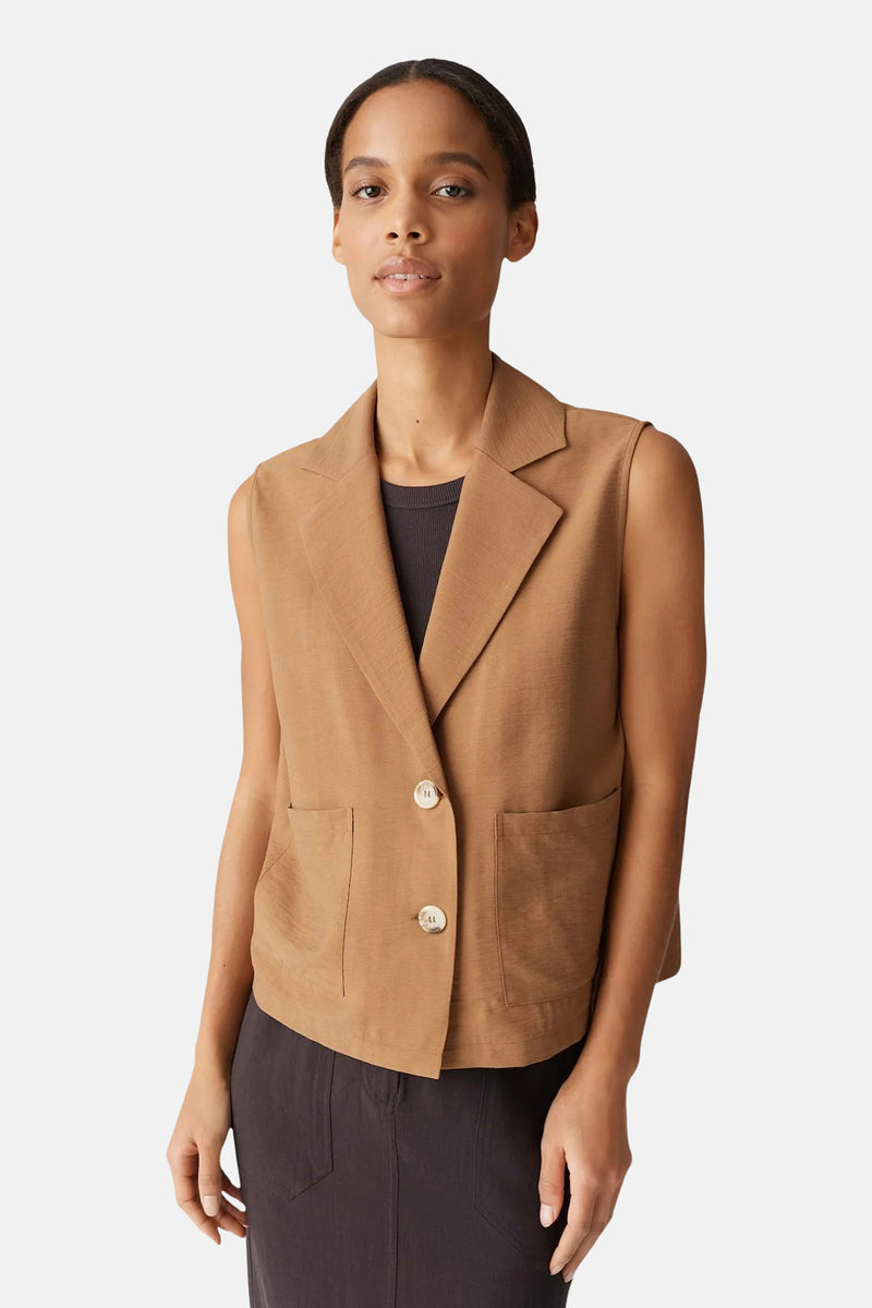Bruine blazer van OPUS, mouwloos met opgestikte zakken en knoopsluiting.