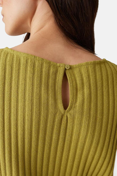 Débardeur vert côtelé de OPUS, avec une ouverture goutte d'eau boutonnée au dos.