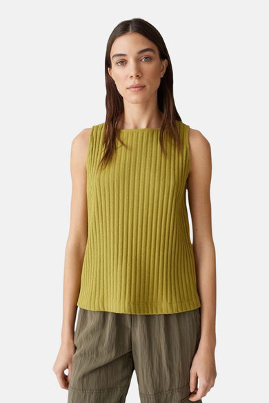 Débardeur vert by OPUS, côtelé et sans manches, porté avec un pantalon cargo kaki.
