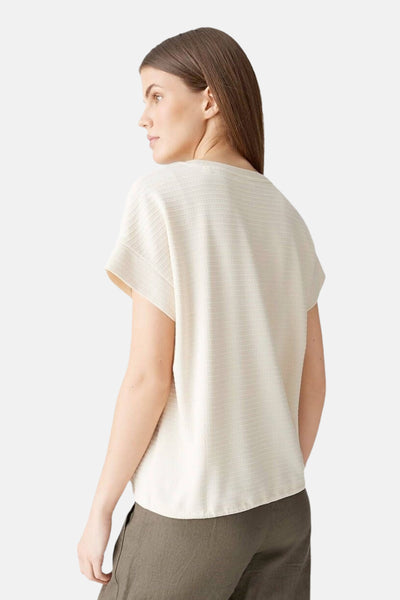 T-shirt écru à manches courtes de OPUS, avec une texture gaufrée et un ourlet droit.