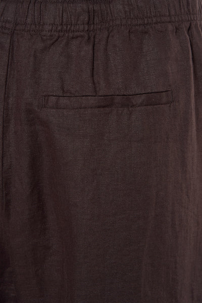 Pantalon marron OPUS avec poche arrière passepoilée et taille élastiquée, en lin texturé.