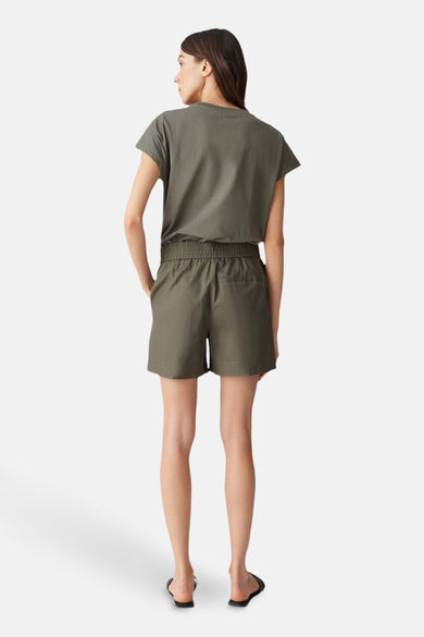 Short kaki, de OPUS, avec une taille élastique et des poches arrière.