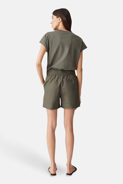Short kaki, de OPUS, avec une taille élastique et des poches arrière.