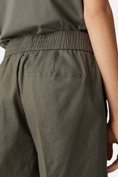 Short kaki par OPUS, avec taille élastique et poche arrière discrète.
