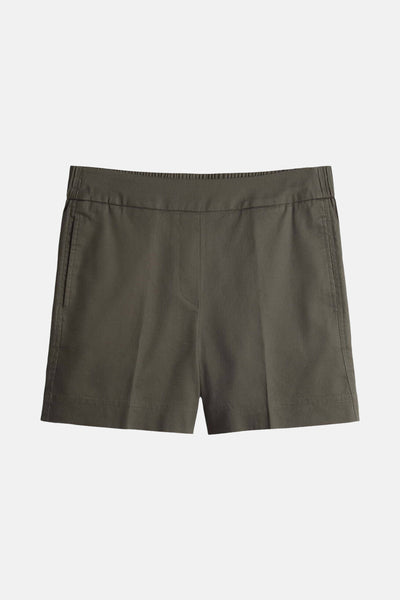 Short kaki de OPUS, coupe droite classique, avec poches latérales discrètes, sur fond uni.